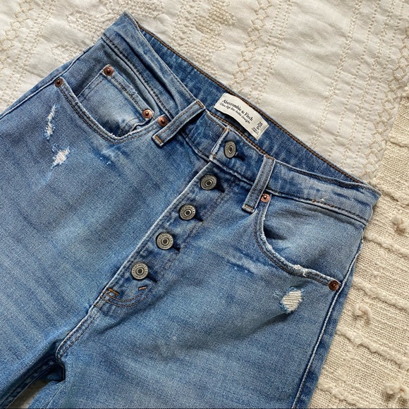 Medium-Wash BEACHY Abercrombie and Fitch jeans Size 25 🌊🌊🌊 NEVER WORN - Picture 2 of 9